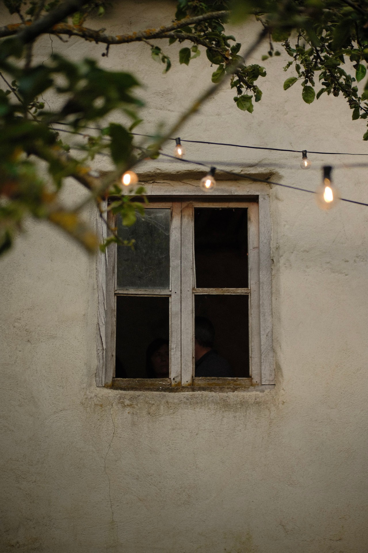 Ventana antigua con luces cálidas