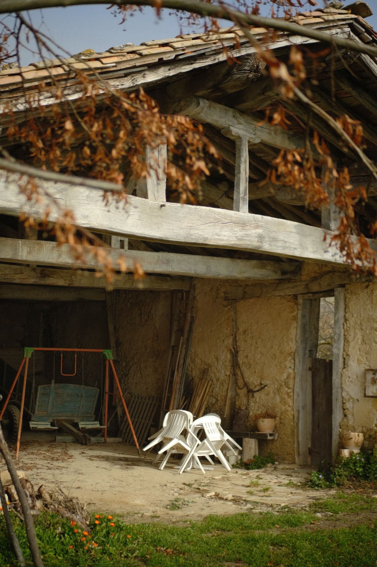 Pajar antiguo con tejado de madera y teja