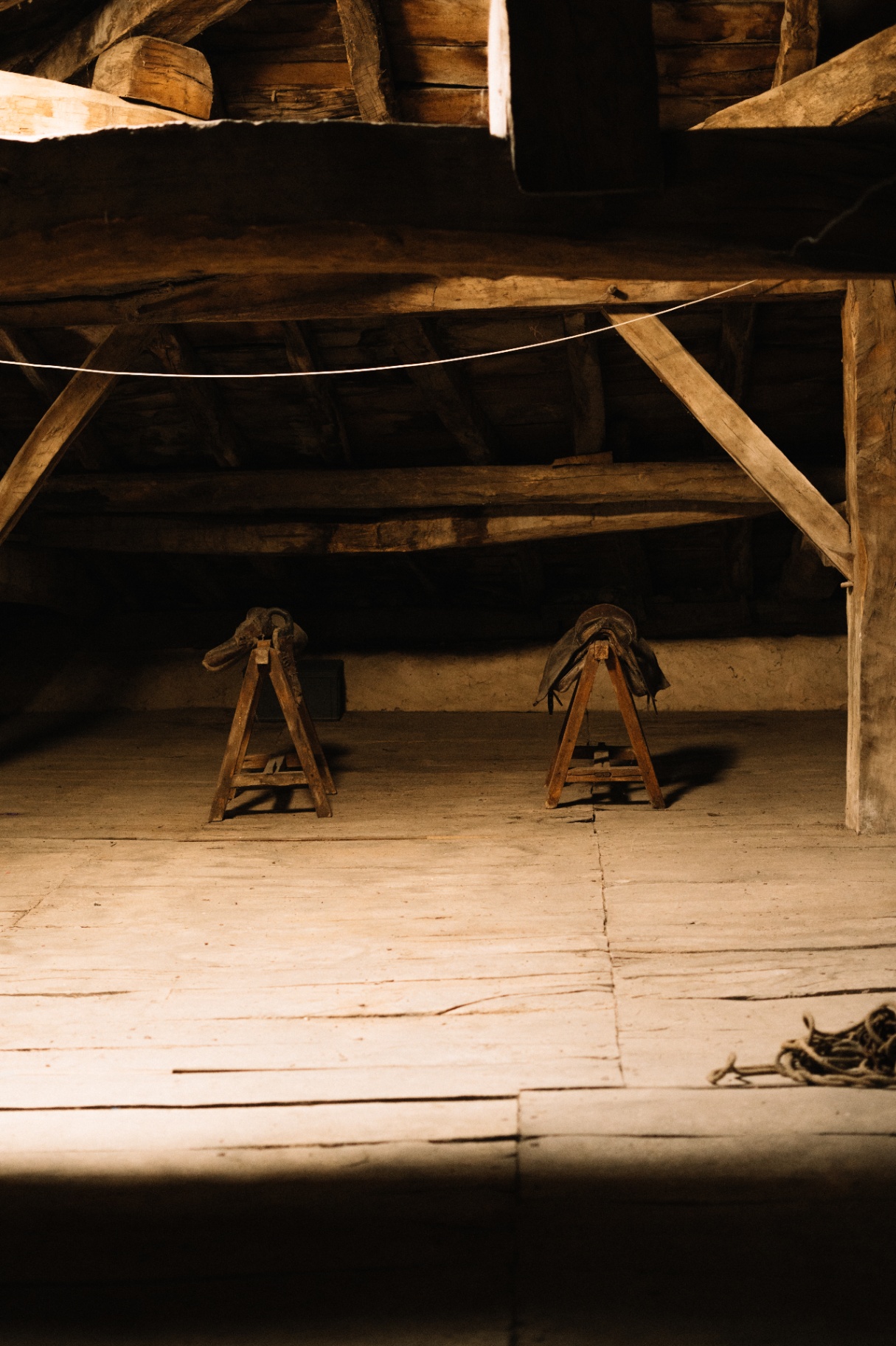 Pajar de madera con luz tenue