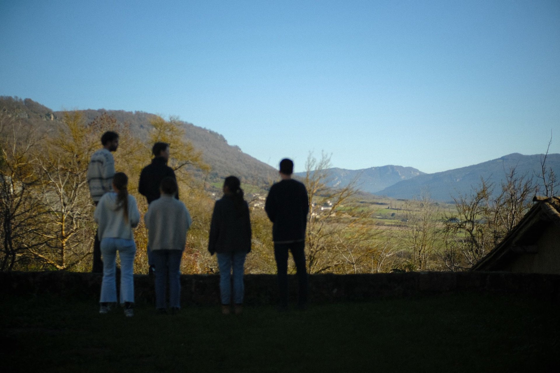 Grupo mirando el valle al atardecer